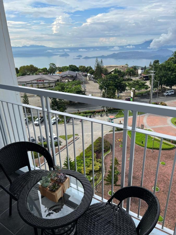 Ron'S Condo Overlooking The Lake タガイタイ エクステリア 写真