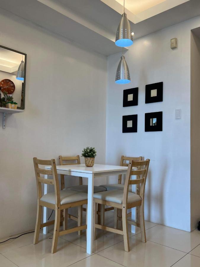 Ron'S Condo Overlooking The Lake タガイタイ エクステリア 写真