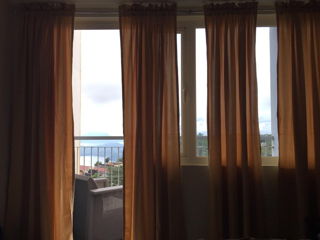 Ron'S Condo Overlooking The Lake タガイタイ エクステリア 写真