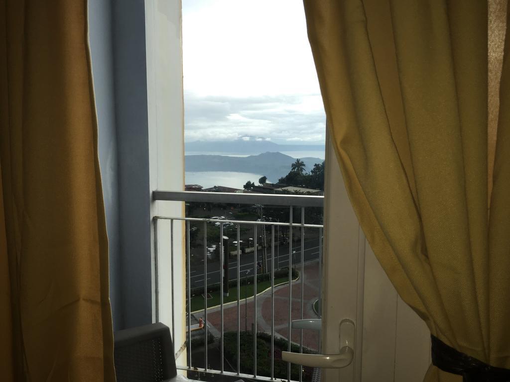 Ron'S Condo Overlooking The Lake タガイタイ エクステリア 写真