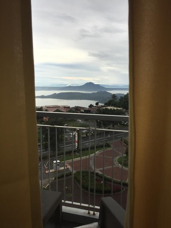 Ron'S Condo Overlooking The Lake タガイタイ エクステリア 写真